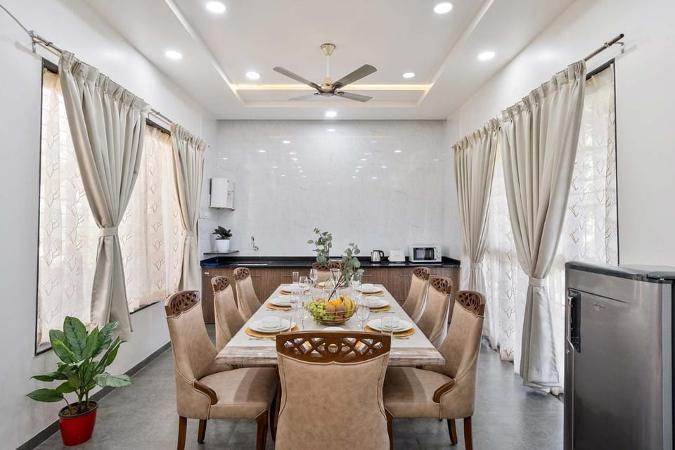 Food and drinks, Seating area, Dining area, fireplace