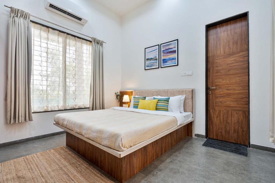 Bed, Photo of the whole room, Bedroom, air conditioner