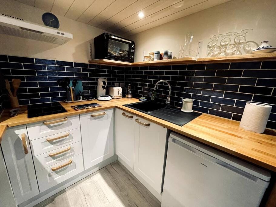 Coffee/tea facilities, Kitchen or kitchenette, oven, stove, toaster
