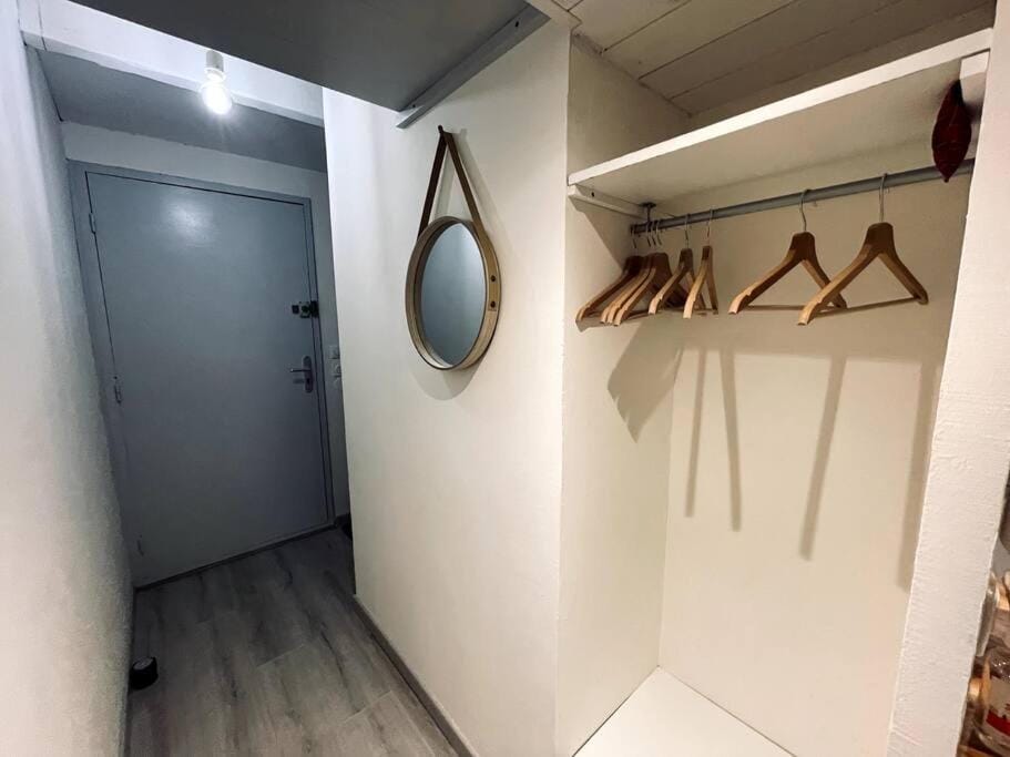 Facade/entrance, wardrobe