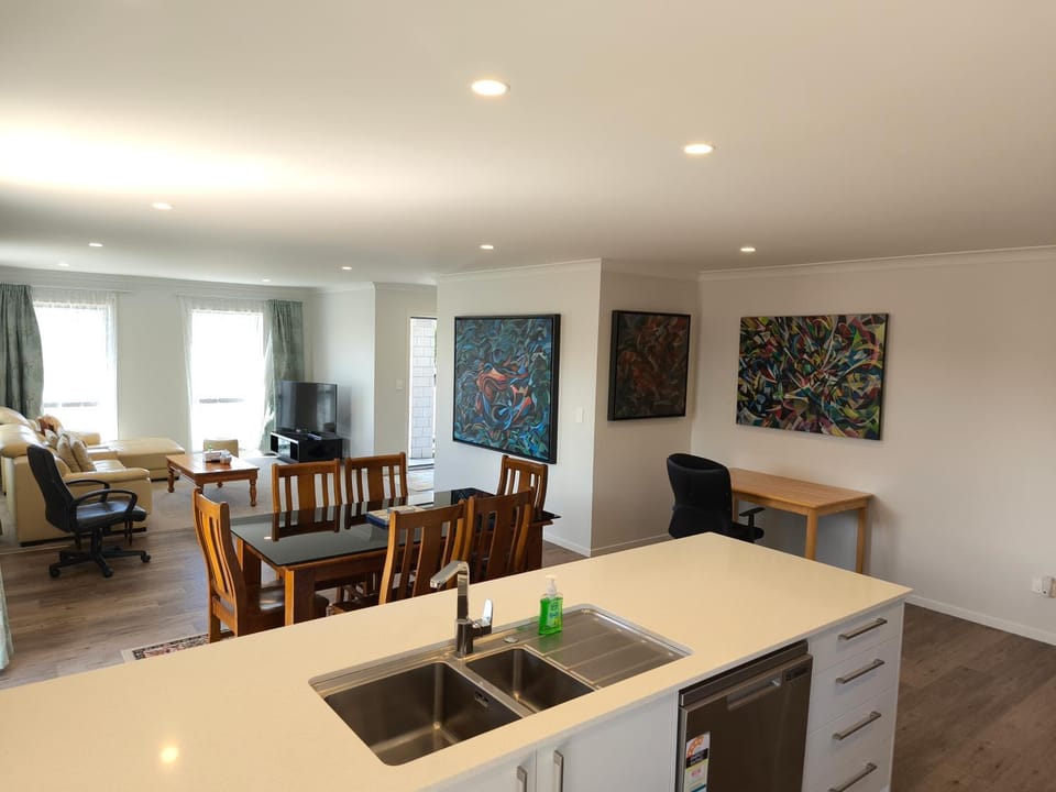 Kitchen or kitchenette, Living room, Seating area, Dining area