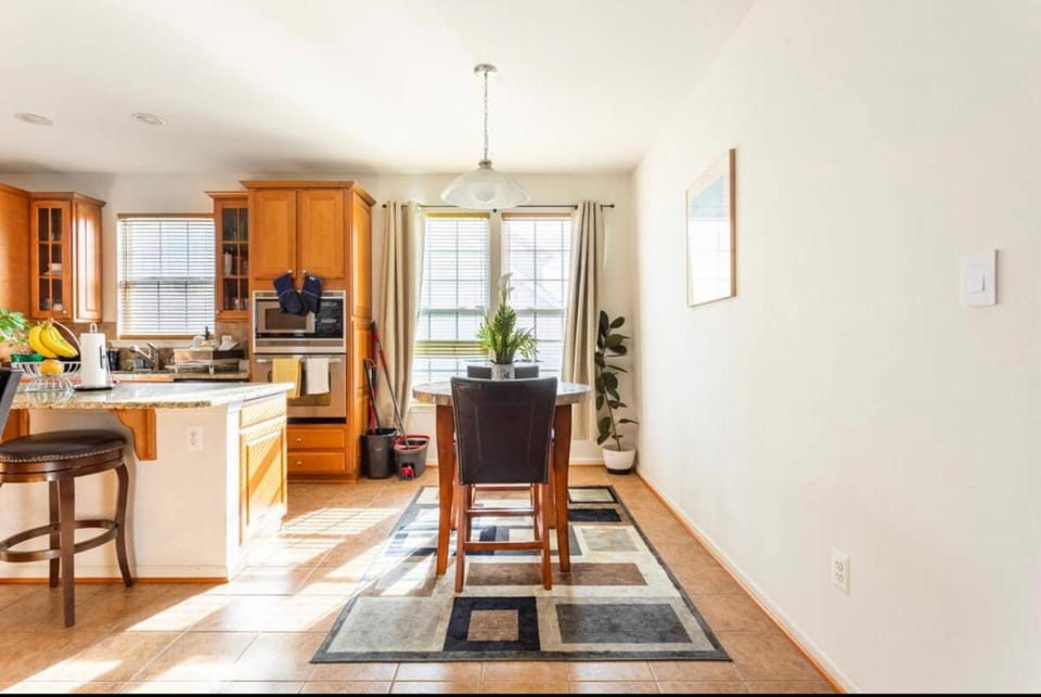 Van Gogh Guest Rm #3 • Van Gogh 3-Comfy Private Rm in single family home Vacation rental in Rossville
