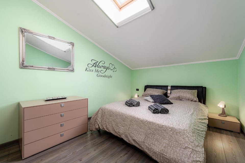 Bed, Photo of the whole room, Bedroom, towels