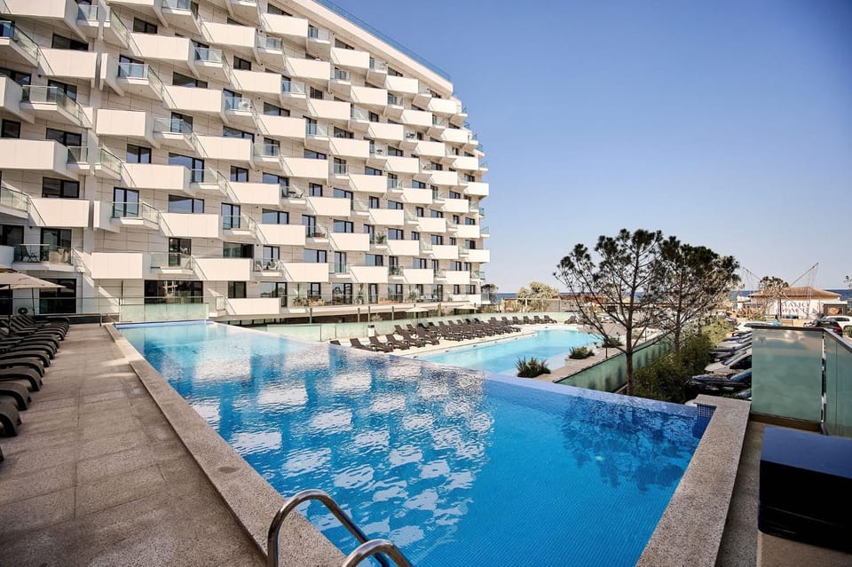 Property building, Day, Pool view, Swimming pool, sunbed