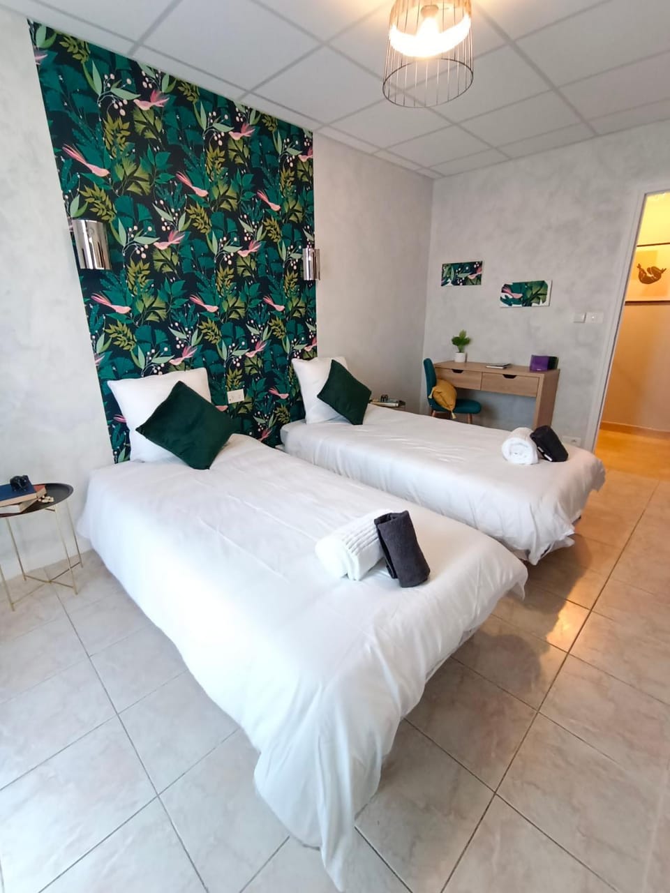 Bed, Photo of the whole room, Seating area, furniture