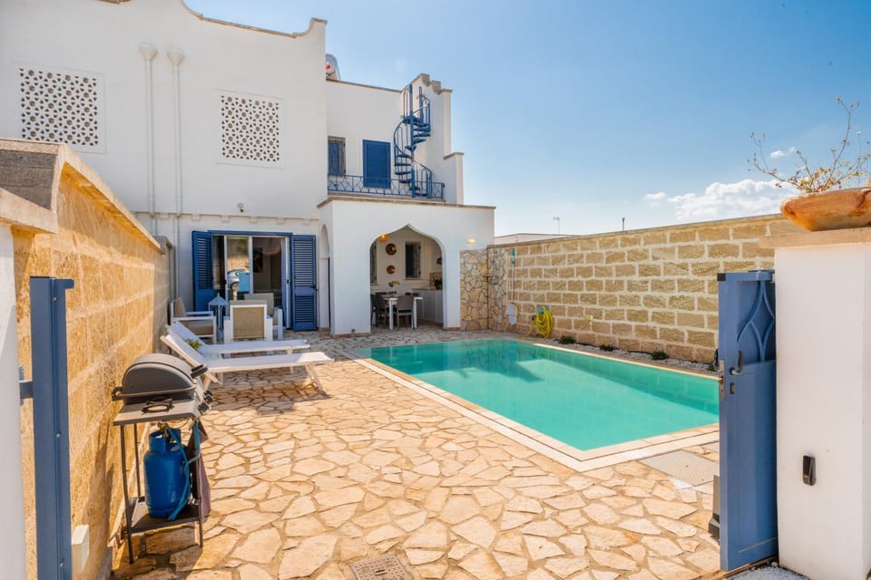 Property building, Patio, Day, Pool view, Swimming pool, Swimming pool, sunbed