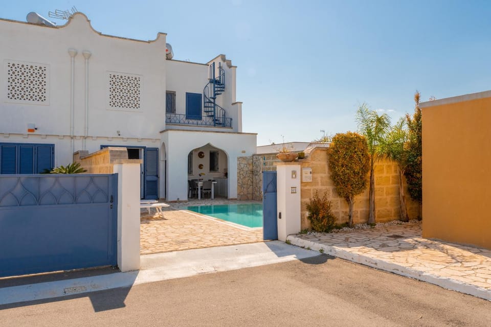 Property building, Day, Pool view, Swimming pool, Swimming pool