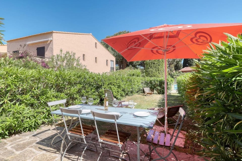 Magnificent NEWLY renovated close to beach & swimming pool Apartment in Le Lavandou