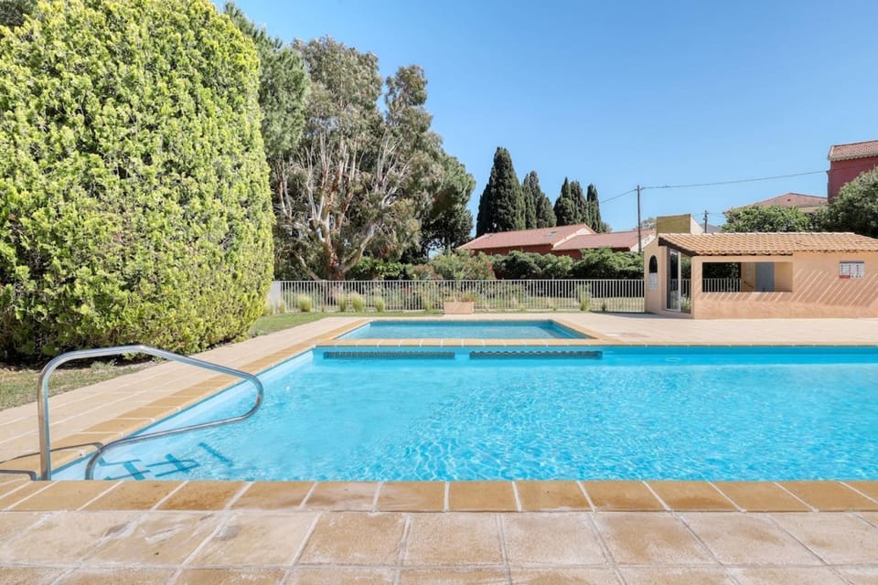 Magnificent NEWLY renovated close to beach & swimming pool Apartment in Le Lavandou