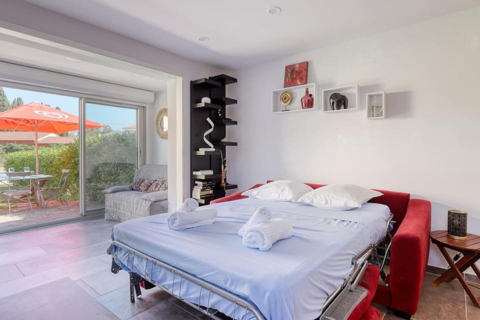 Magnificent NEWLY renovated close to beach & swimming pool Apartment in Le Lavandou