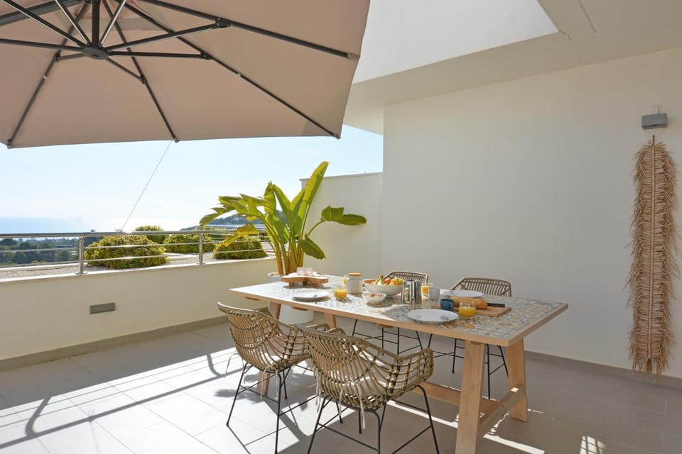 View (from property/room), Balcony/Terrace, Dining area, Sea view