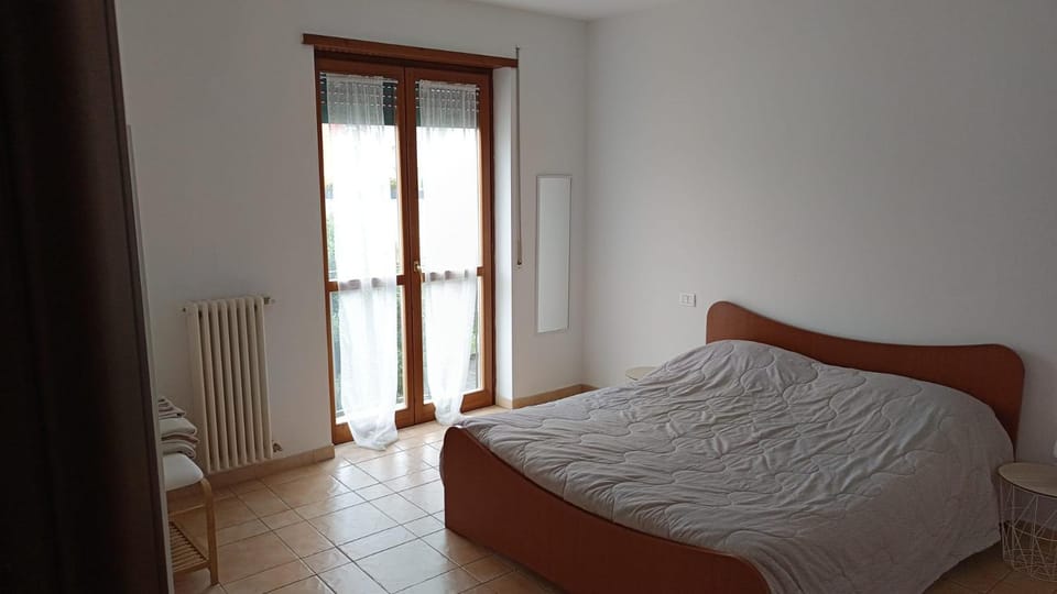 Photo of the whole room, Bedroom, internet
