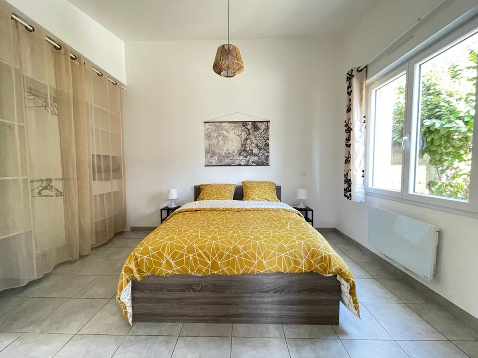 Photo of the whole room, Bedroom