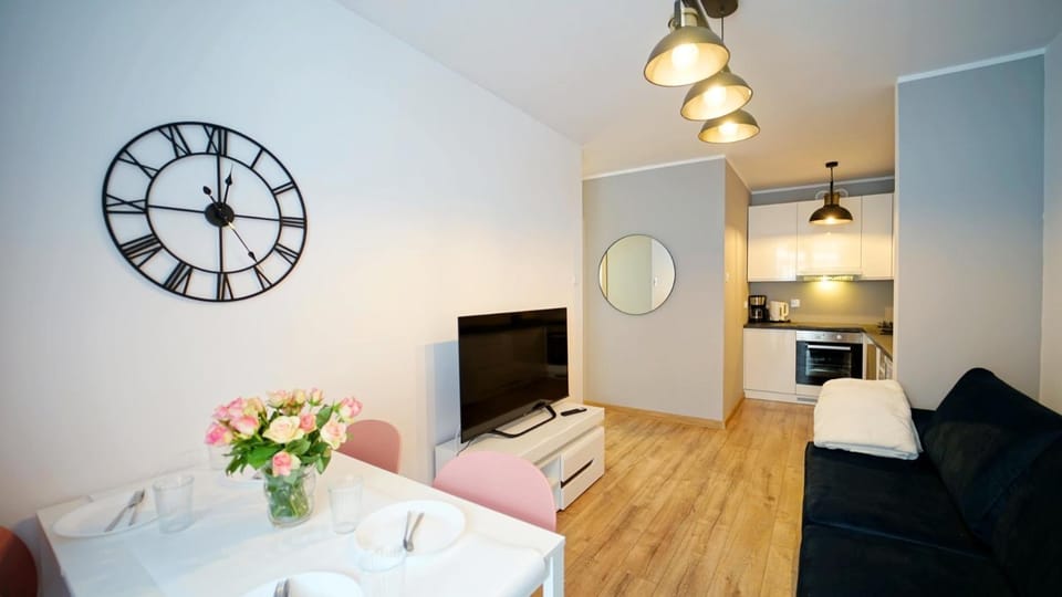 TV and multimedia, Kitchen or kitchenette, Living room, Seating area, Dining area