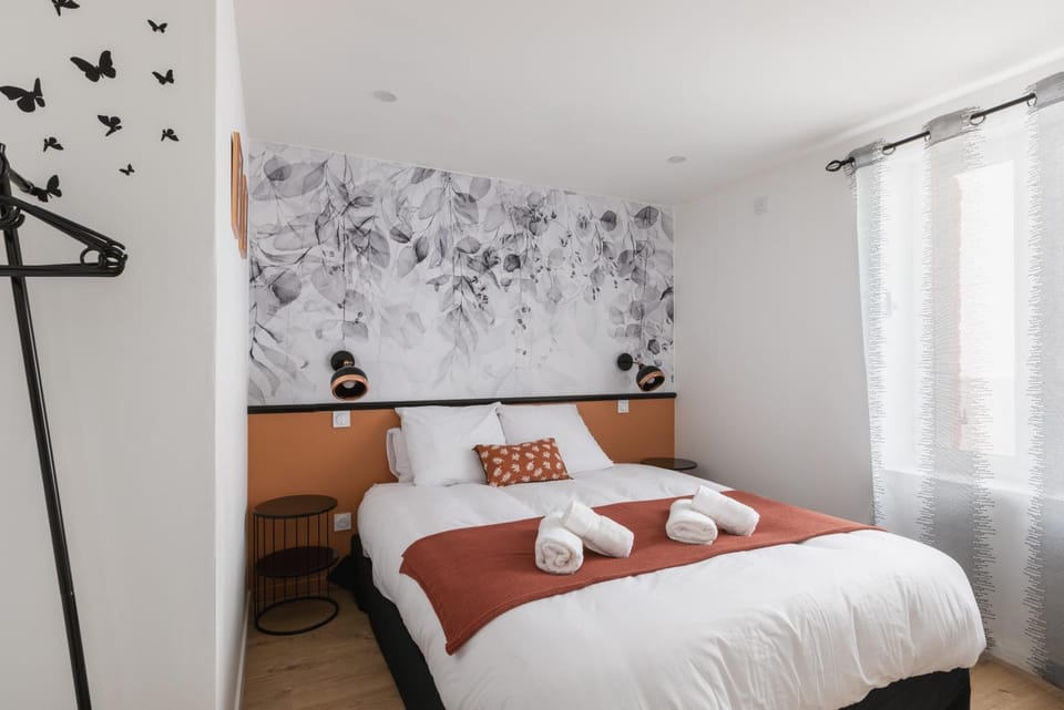 Bed, Photo of the whole room, towels