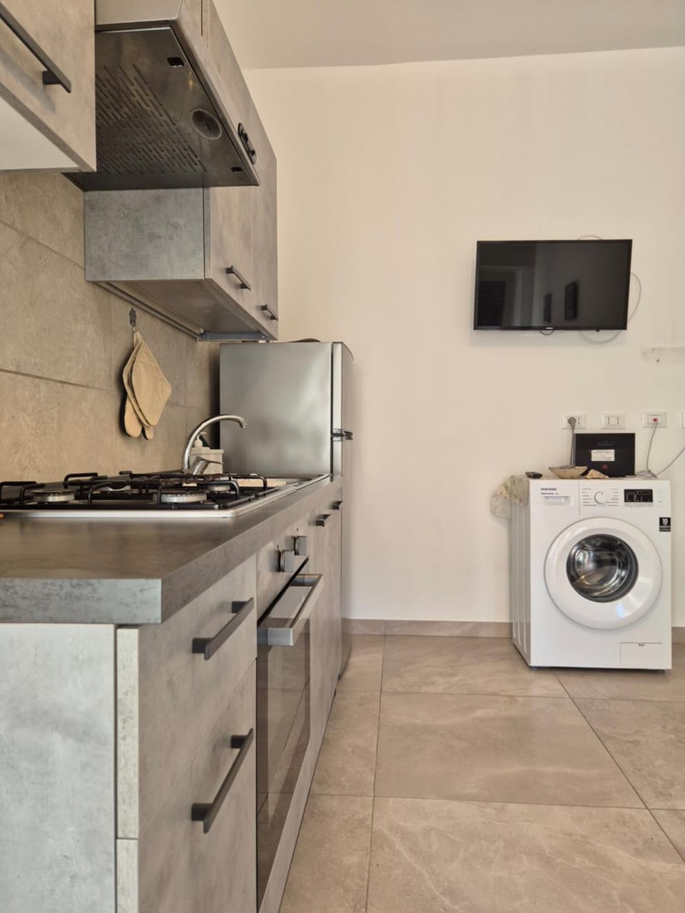 TV and multimedia, Kitchen or kitchenette, oven, stove, washing machine
