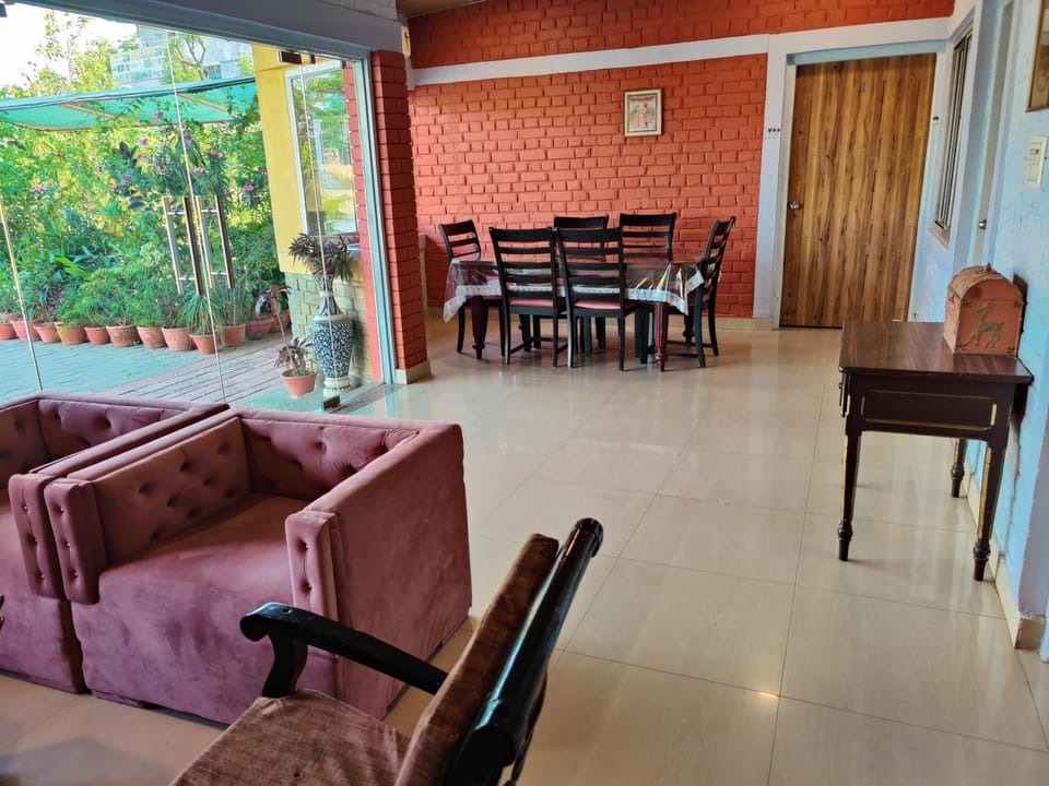 Seating area, Dining area