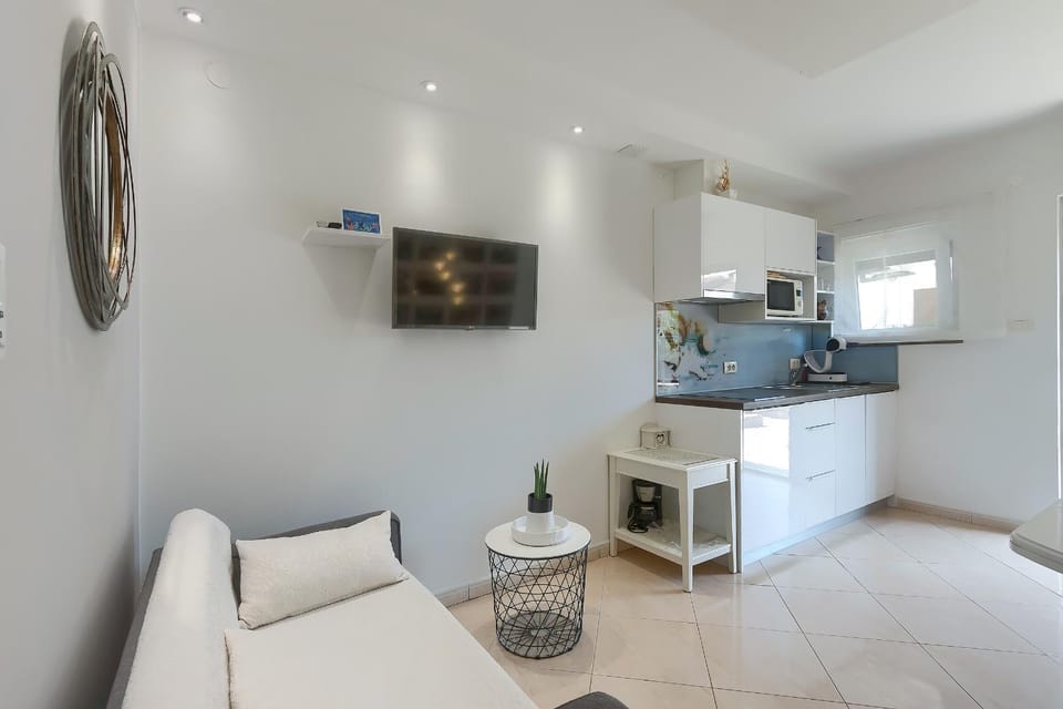 Kitchen or kitchenette, Living room, Seating area, Dining area