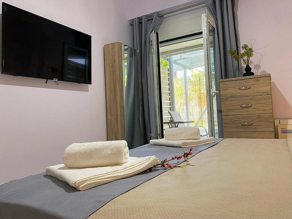 Bed, TV and multimedia, Bedroom