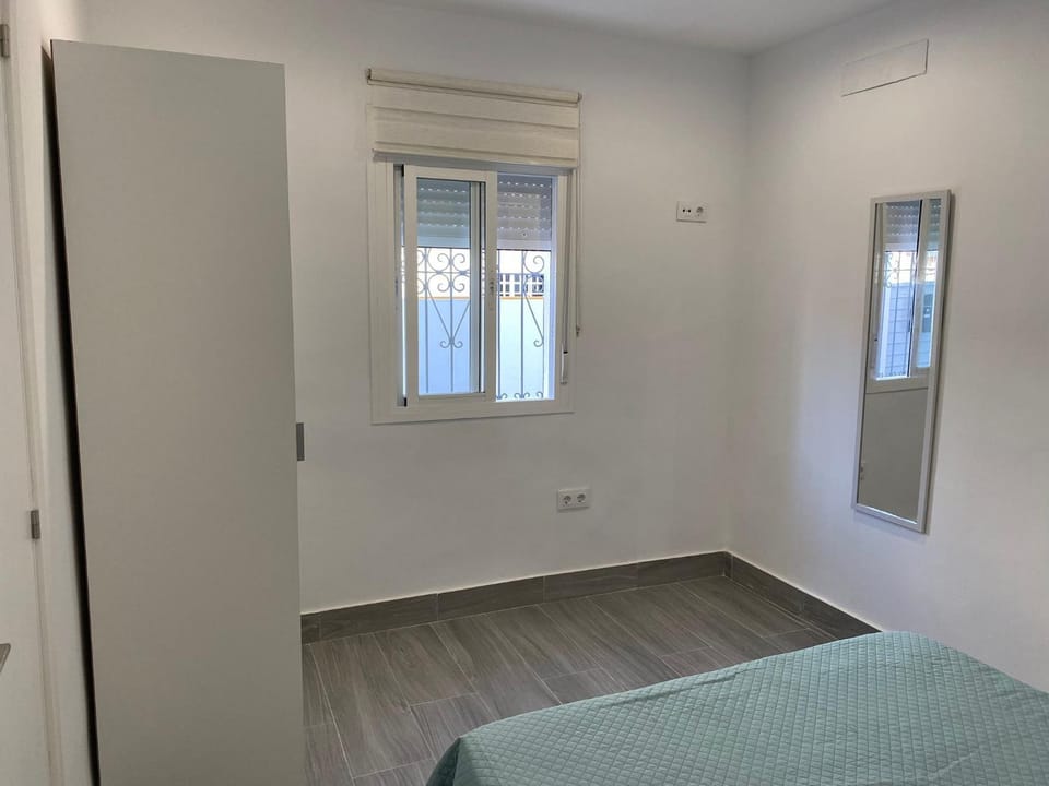 Photo of the whole room, Bedroom, wardrobe