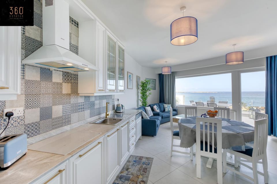Natural landscape, Kitchen or kitchenette, Living room, Seating area, Dining area, Sea view