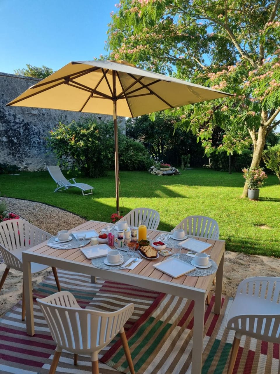 Property building, Patio, Garden, View (from property/room), Food and drinks, Dining area, Food, Garden view, Meals, Breakfast, Drinks, sunbed