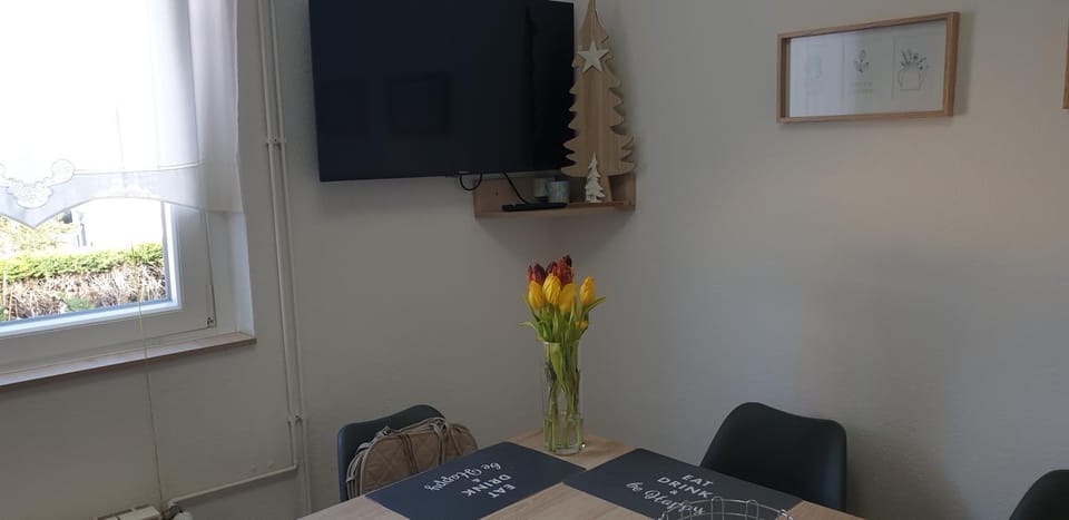 TV and multimedia, Seating area, Dining area