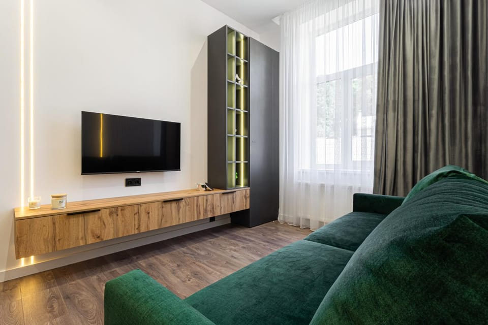 Communal lounge/ TV room, TV and multimedia, Living room, Seating area, Evening entertainment