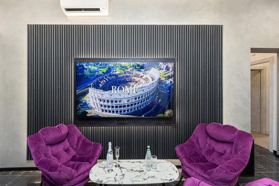 Communal lounge/ TV room
