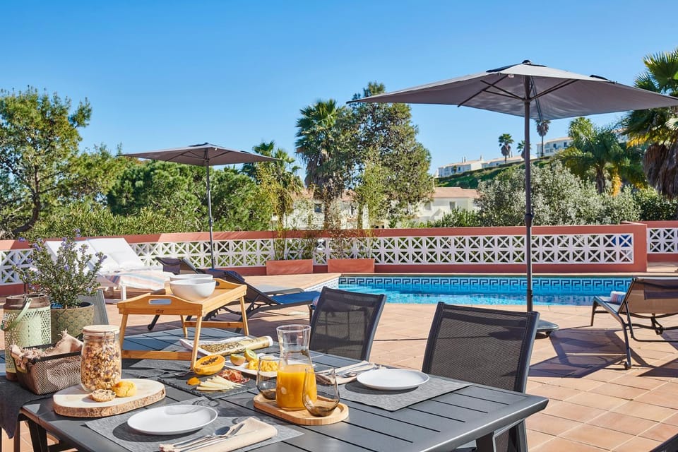 Dining area, Swimming pool, sunbed