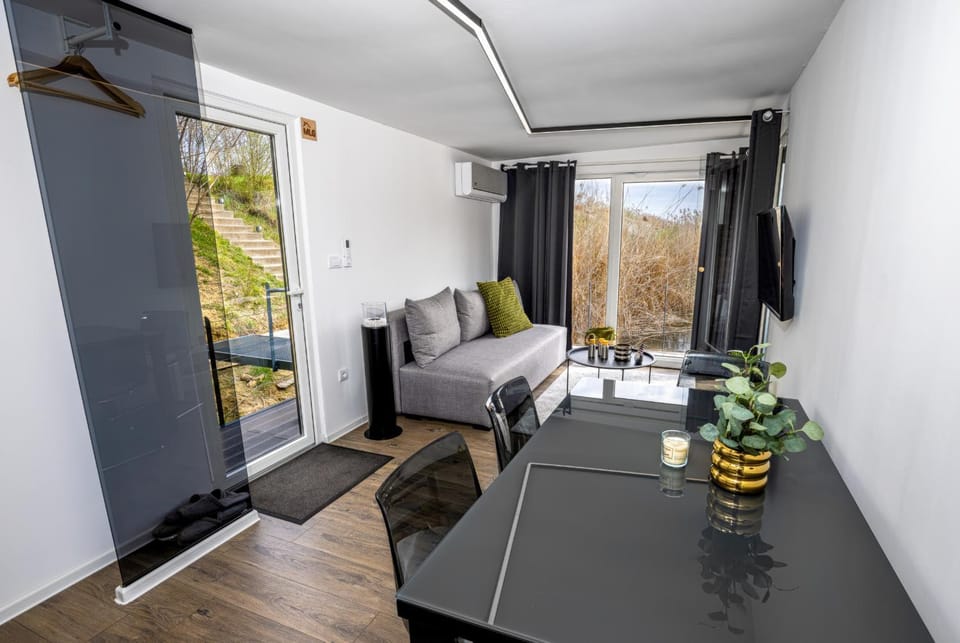 Bed, Living room, Photo of the whole room, Seating area, Dining area