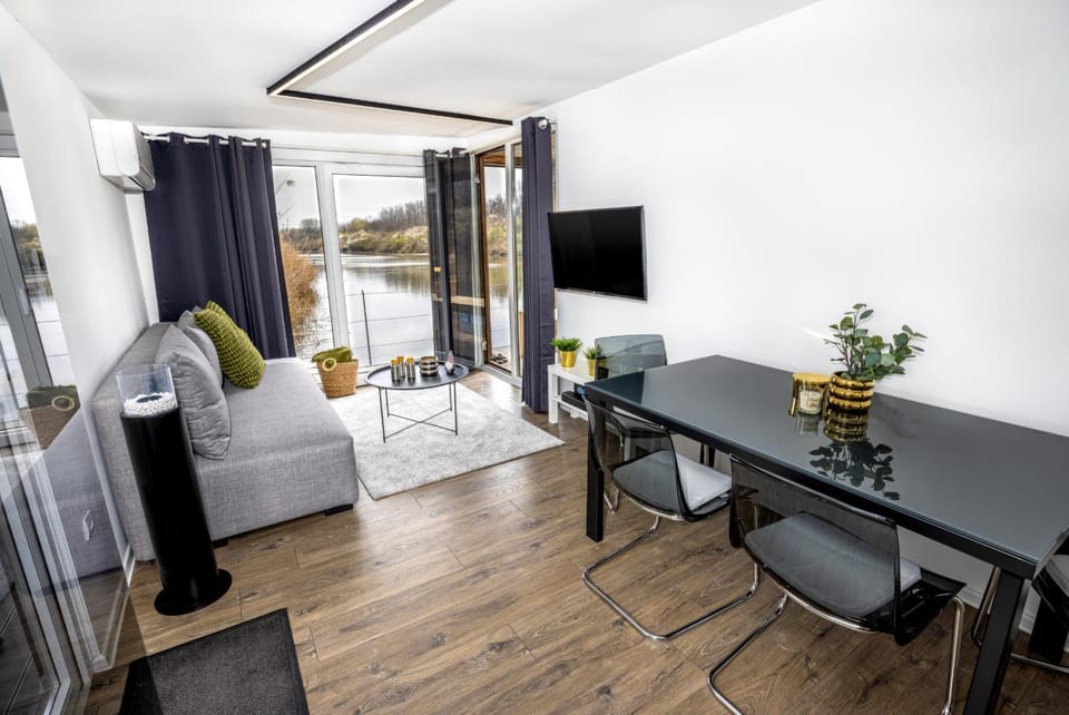 TV and multimedia, Living room, Seating area, Dining area