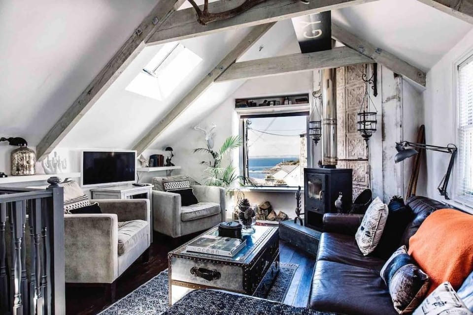 Communal lounge/ TV room, TV and multimedia, Living room, Seating area, Evening entertainment