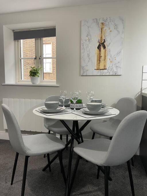 Cedar House by ShortStays4U A modern 2 bedroom house with free parking in town centre! Apartment in Kings Lynn