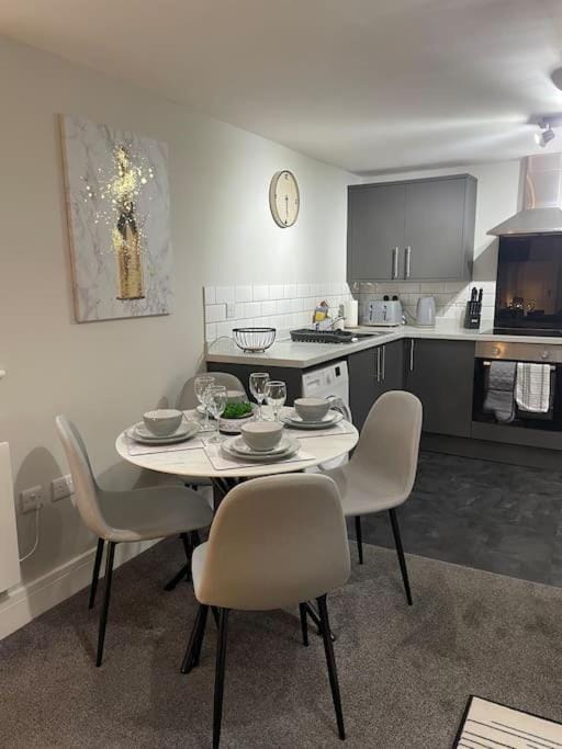 Cedar House by ShortStays4U A modern 2 bedroom house with free parking in town centre! Apartment in Kings Lynn