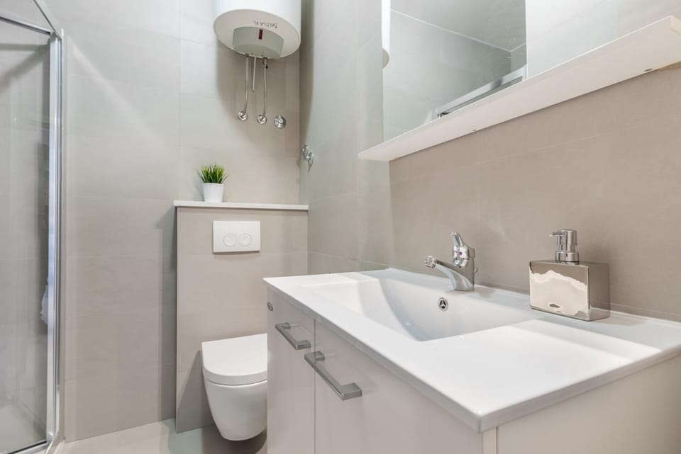 Shower, Toilet, Bathroom, towels