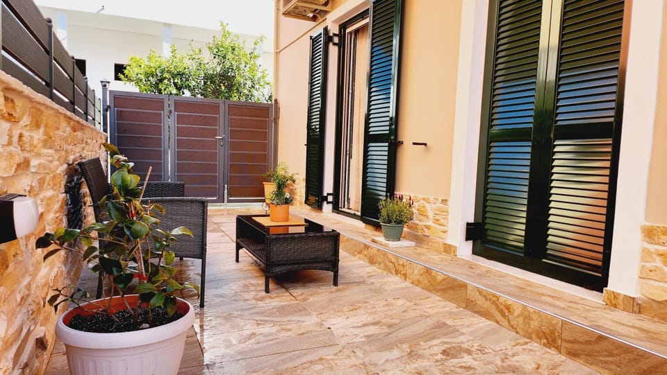 Property building, Patio, Garden, Balcony/Terrace