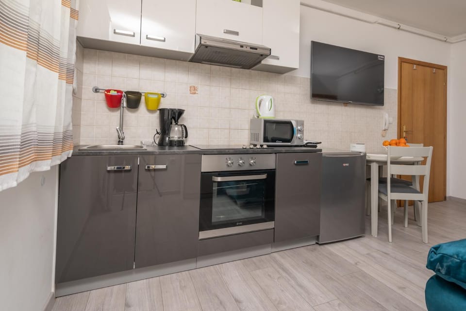 TV and multimedia, Kitchen or kitchenette, Dining area, dishwasher, minibar, pet friendly, stove, toaster