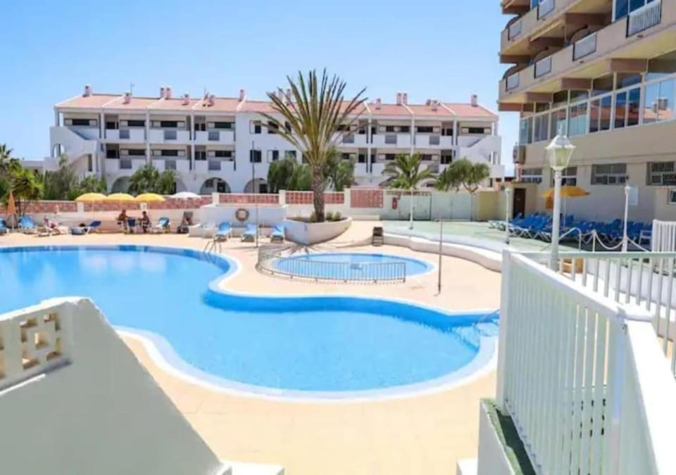 Property building, Communal lounge/ TV room, Day, Pool view, Swimming pool, sunbed