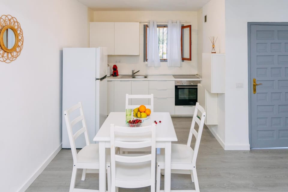 Kitchen or kitchenette, Dining area, oven, stove