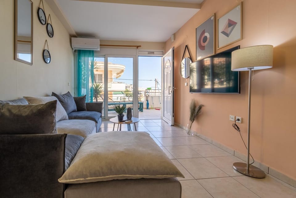 Communal lounge/ TV room, TV and multimedia, Living room, Photo of the whole room, Seating area, City view, City view, Sea view, Sea view