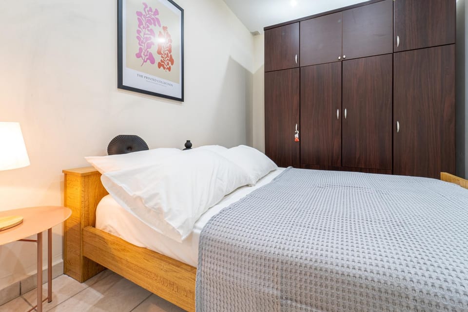 Bed, Photo of the whole room, Bedroom, hair dresser, wardrobe