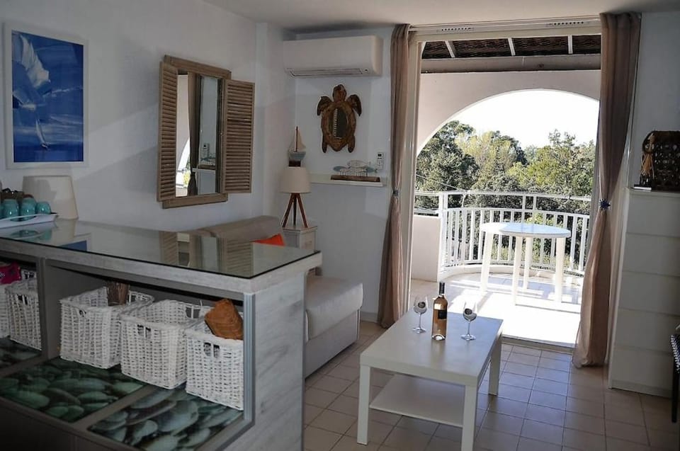 VUE MER- BEAU STUDIO-pour 2 personnes-Classé 3 étoiles -TERRASSE ABRITEE - Wi-Fi - CLIMATISATION - PARKING GRATUIT Apartment in Le Lavandou