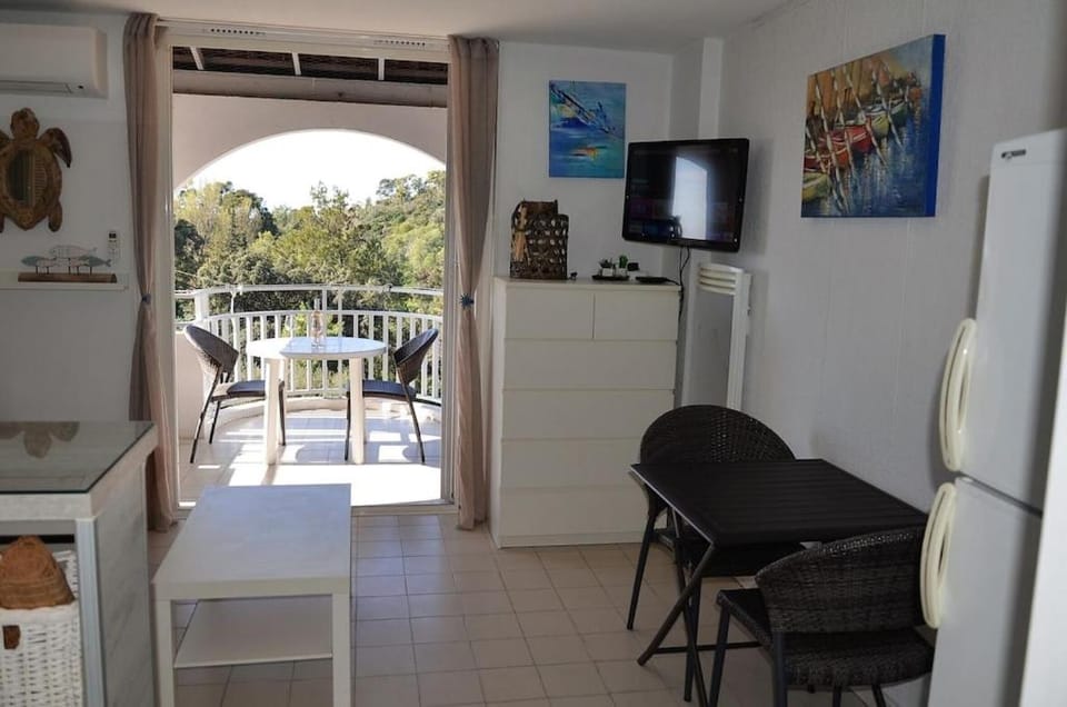 VUE MER- BEAU STUDIO-pour 2 personnes-Classé 3 étoiles -TERRASSE ABRITEE - Wi-Fi - CLIMATISATION - PARKING GRATUIT Apartment in Le Lavandou