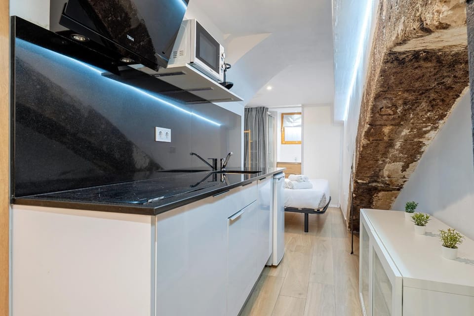 Kitchen or kitchenette, minibar, stove