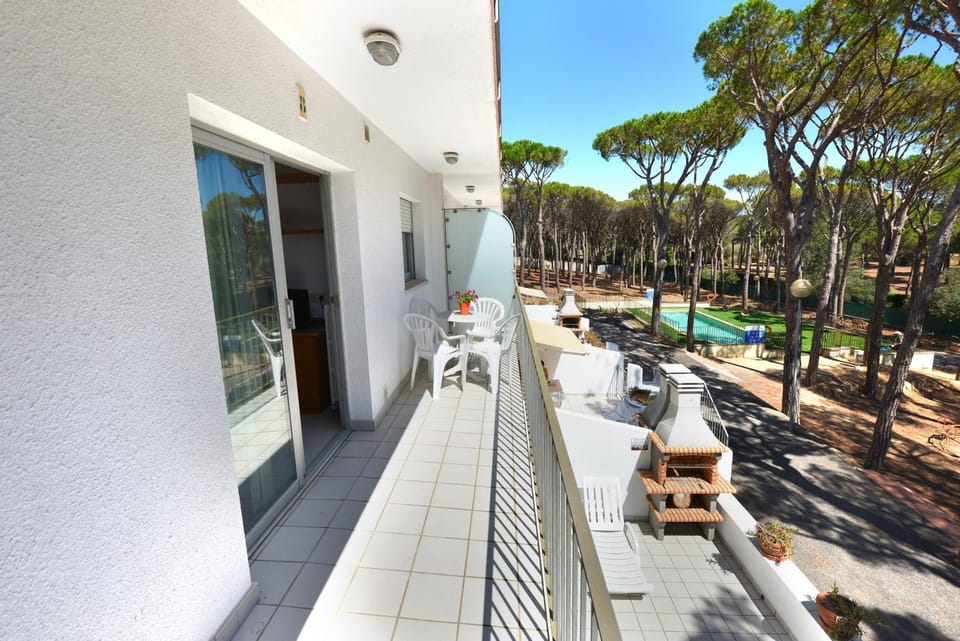 Property building, Day, Natural landscape, Garden, View (from property/room), Balcony/Terrace, Garden view, Pool view, Swimming pool