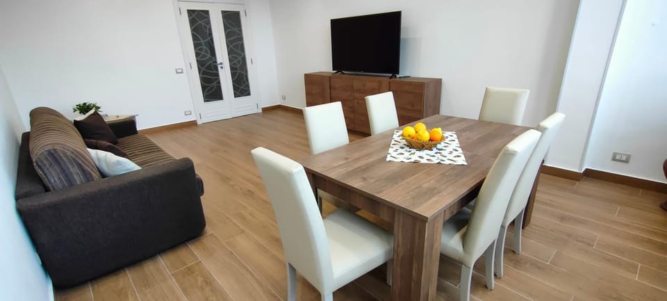 TV and multimedia, Living room, Seating area, Dining area