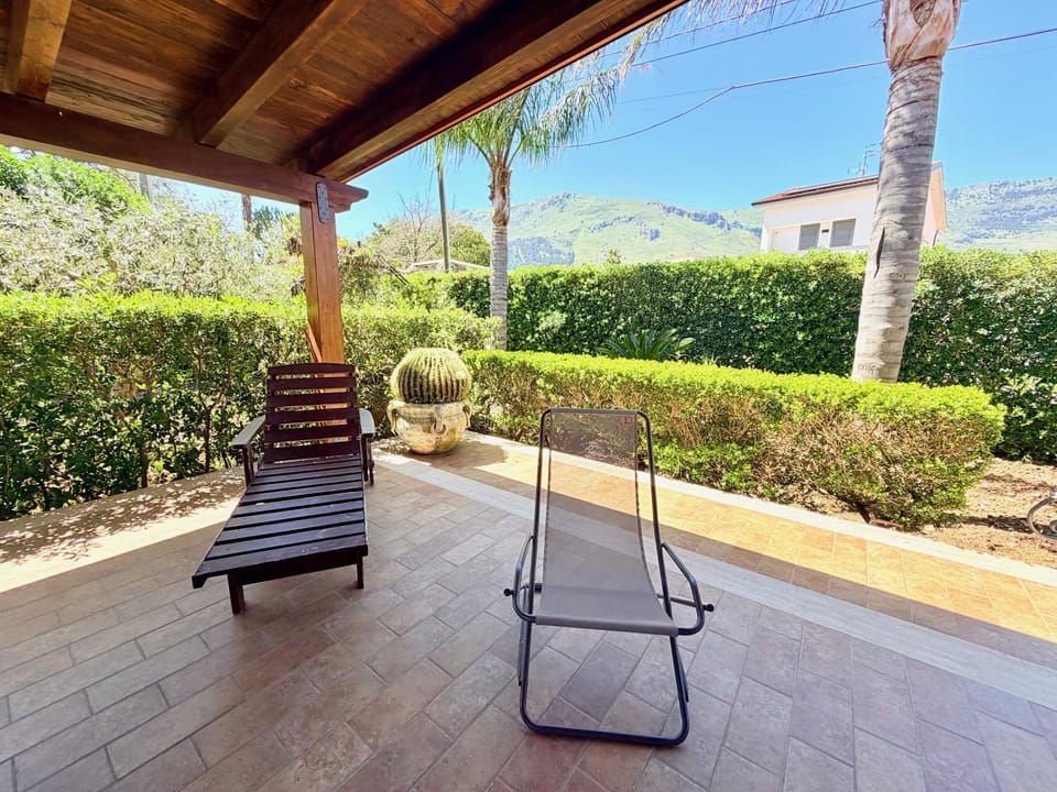 Patio, Day, Garden, sunbed