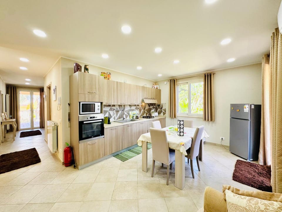 Kitchen or kitchenette, Living room, Seating area, Dining area, dishwasher