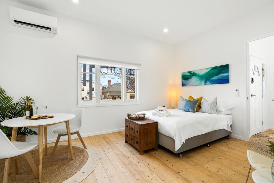 Bed, Living room, air conditioner